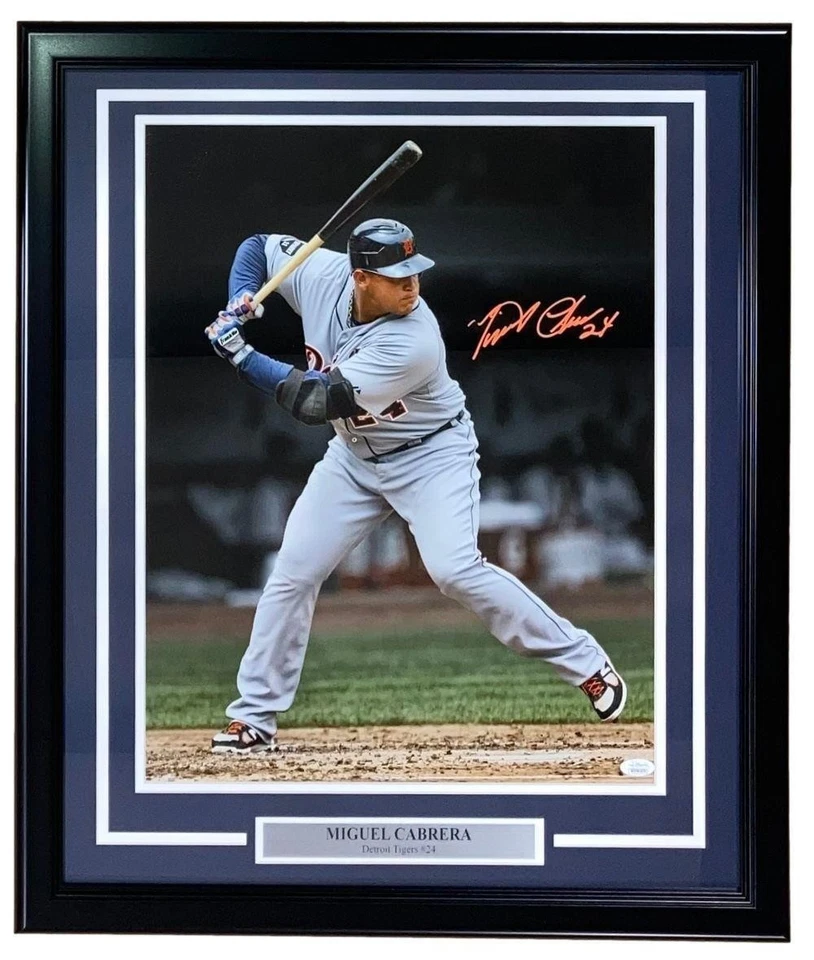 Foto emoldurada assinada por Miguel Cabrera 16x20 Detroit Tigers Spotlight JSA - Imagem 1 de 3