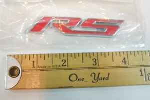 Calcomanía de tapa de cubierta Camaro RS 2010-2016 en rojo GM 92228473 - Imagen 1 de 2