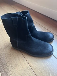 NWOB UGG Josefene Short Suede Boots Black Women’s Size 7 - Picture 1 of 7