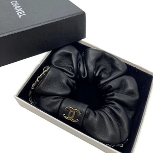 Auténtico accesorio para el cabello CHANEL Scrunchie A21P cuero negro #36636820 - Imagen 1 de 8