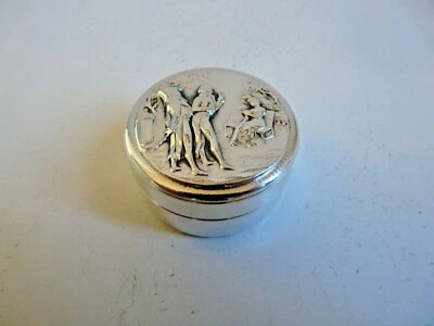 ANCIENNE PETITE BOITE PILULIER METAL ARGENTE SCENE D'INCROYABLE MERVEILLEUSE - Photo 1/4