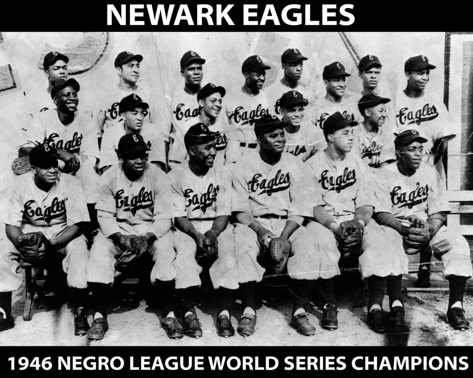 Newark Eagles 1946 - Campeones de la Serie Mundial de la Liga Negra, foto 8x10 en blanco y negro Foto 1 de 1