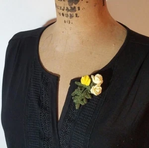 Rose Corsage Handarbeit Magnet Brosche Anstecknadel gelb Landhaus Blumen gehäkelt - Bild 1 von 8
