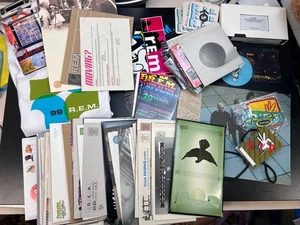 R.E.M. Fanclub Posten Versandtaschen CDs Aufkleber Patches VHS Shirts Promo Memorabilia - Bild 1 von 8