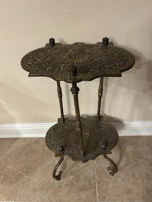 "Soporte para plantas o mesa de acento de 2 niveles de latón ornamentado de finales del siglo XIX de 30"" de alto" Foto 1 de 4