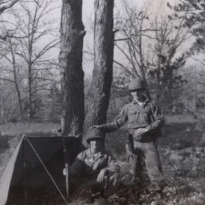 Lote de 2 fotos militares de la era de la guerra de Vietnam 1959 carpa inclinada para cachorros refugio medio de colección.  - Imagen 1 de 5