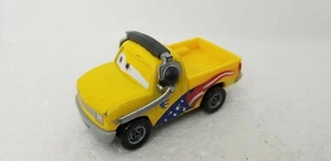 Coches Disney Pixar - John Lassetire Gorvette Crew Chief camión amarillo V5121 coche de 3" - Imagen 1 de 12
