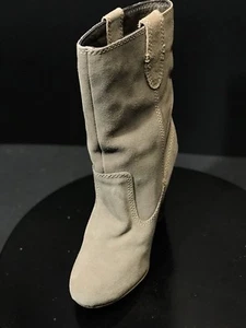 Nuevas botas para mujer MIA estilo pull-on de gamuza aguacate talla US 7,5 M - Imagen 1 de 8