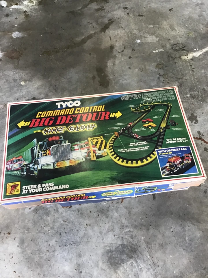 Juego de carreras sin ranuras TYCO US1 CONTROL DE COMANDO BIG DETOUR WNIGHT GLOW 6413 G3D Foto 1 de 3