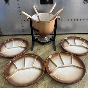 Le Creuset Vintage Gusseisen Fondue Set mit Teller Gabeln Ständer + Brenner 2 - Bild 1 von 16