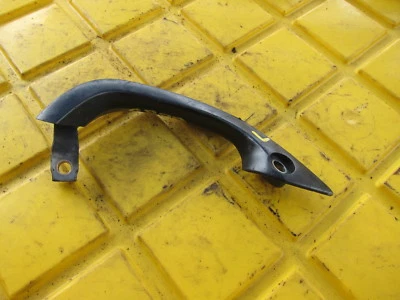 2001 Kawasaki ZR7S ZR750 FABRICANTE DE EQUIPAMENTO ORIGINAL ASSENTO TRASEIRO ESQUERDO ALÇA BARRA DE APOIO - Imagem 1 de 4