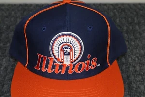 De colección Illinois Fighting Illini Sombrero Gorra El Juego Snap Back Script Logo Azul - Imagen 1 de 12