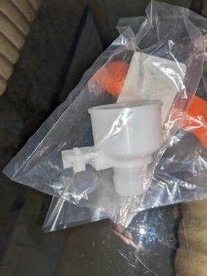 TOYOTA HIGHLANDER 2014-2019 Washer Fluid Reservoir Filler Pipe Adapter OEM NEW Foto 1 de 4