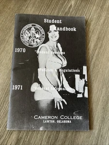 1970-1971 Cameron Collge Student Handbook Lawton Oklahoma - Imagen 1 de 3