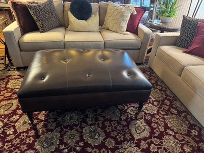 Коктейль из стеганой кожи оттоманка, основа из красного дерева, латунные ролики, первоклассное качество - Изображение 1 из 4