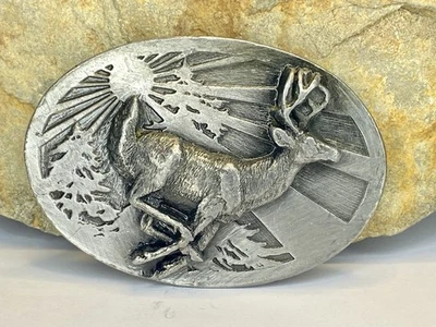 Hebilla de cinturón de peltre vintage Siskiyou Running diseño de ciervo cola blanca 1986 Foto 1 de 4