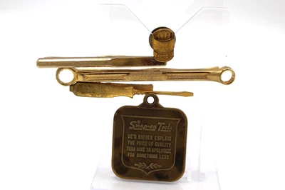 Lote de pines de solapa y medalla vintage con clip de llave en tono dorado a presión. Destornillador Foto 1 de 4