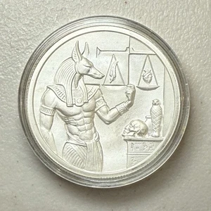 Anubis - Serie Dioses Egipcios - Alto Relieve 2 OZ Plata Redonda en Cápsula - Imagen 1 de 2