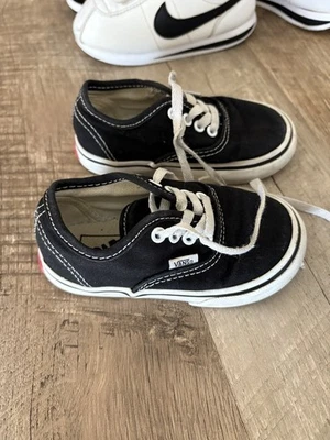 Zapatos clásicos VANS para niños pequeños blancos y negros talla 6 usados en excelente estado sin caja Foto 1 de 4