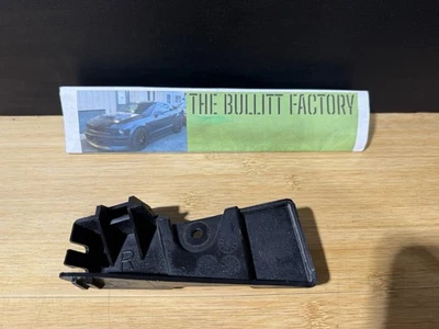 Suporte de para-choque traseiro Ford Mustang 2005-2009, direito 5R33-17F766-AA RH - Imagem 1 de 2