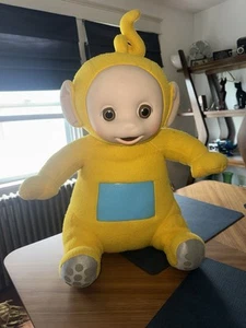 RARO Teletubbies Laa-Laa 1996 Peluche Amarillo Ragdoll Productions ENORME 22"" - Imagen 1 de 5