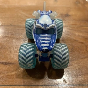 Camion Spin Master Monster Jam Fire & Ice Mutt 1:64 orecchie e coda traslucidi - Foto 1 di 14