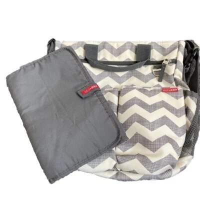 Bolsa de pañales Skip Hop blanca/gris y cambiadora gris oscuro; bolsillos; sobre la marcha Foto 1 de 4