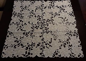  Bestickte Tischdecke 33" Quadratisch Weiß/Gold Tischauflage Ferienhaus Dekor - Bild 1 von 1