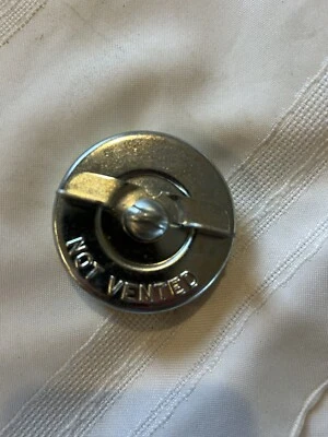 Nuevo de Lote Antiguo Stant G32 Tapa Gas Chevrolet Pontiac GTO Buick GS Oldsmobile 442 Cadillac Foto 1 de 4