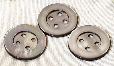 Konvolut alte Perlmuttknöpfe, 3 Stück, 1920er, hellgrau schimmernd,4-Loch, 3,5cm - Bild 1 von 4