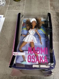 Muñeca Barbie Mattel Naomi Osaka Signature caja dañada GXL17) - Imagen 1 de 2
