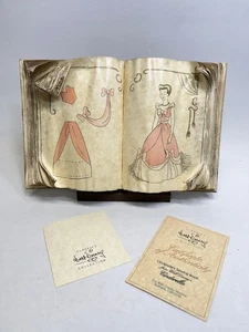 WDCC Disney Cinderellas Nähbuch mit Box & Echtheitszertifikat & Holzständer - Bild 1 von 13