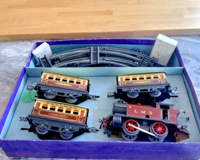 ZB187:  Hornby O Gauge Clockwork M3 Passenger Train Set - Image 1 of 4