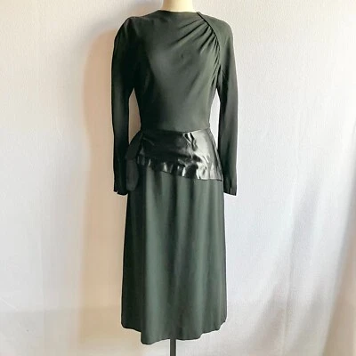 Vestido vintage de los años 40 Carlye negro crepé y satinado interés en la cadera con bolsillo Foto 1 de 4