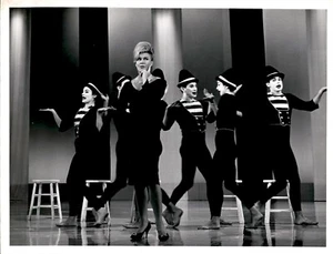 CGE33 Original CBS-TV Foto SCHAUSPIELERIN GINGER ROGERS PERFORMT UNBEKANNTE BÜHNENSHOW - Bild 1 von 2
