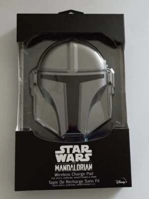 Almohadilla de carga inalámbrica para casco Star Wars Mandalorian para teléfono luz de visera LED azul Foto 1 de 4