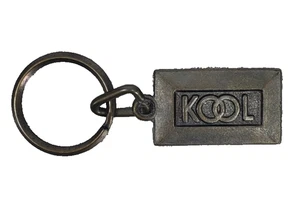 Llavero publicitario de cigarrillos Kool de latón texturizado vintage de los años 70 - Imagen 1 de 2
