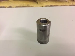 Genuine Harley-Davidson Dyna PIVOT SHAFT Footrest Forward Controls 42665-03 - Picture 1 of 3