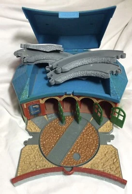 Thomas and Friends Train Roundhouse de colección, 6 piezas de vías, por curva de aprendizaje Foto 1 de 4