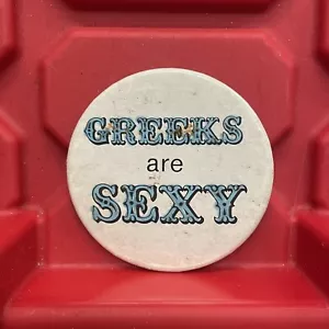 Griechen sind sexy Pinback Button gebraucht Abzeichen A Minit Vintage 1980er - Bild 1 von 2