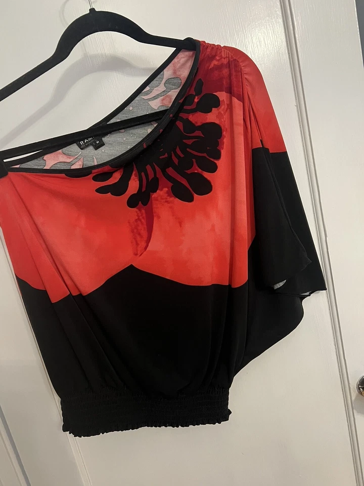 Blusa Top Rampage Manga Una Negra Roja Estampado Cintura Calada Talla M Elastizada Foto 1 de 4