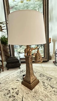 Bonita lámpara de mesa de polietileno con acabado de bronce Dillian con luz nocturna de campana de elefante Foto 1 de 4