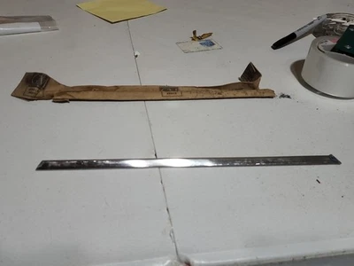 Chevrolet Pontiac Cars 1961 1962 puerta delantera izquierda ventilación ventana moldura 4308907 Foto 1 de 4