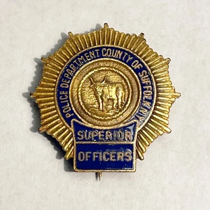Vintage c1970s Suffolk County NY P.D. Spilla Ufficiale Superiore, diametro 1-1/8" - Foto 1 di 2