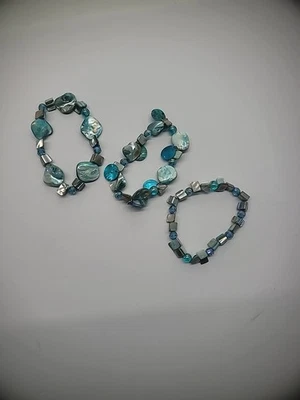 Lote de 3 bijuterias vintage pulseira frisada concha azul iridescente fantasia - Imagem 1 de 4