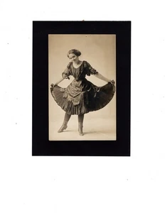 JOVENCITA SOSTENIENDO SU FALDA - ¿ESTÁS LISTA PARA BAILAR? POSTAL C. 1904-1920 - Imagen 1 de 2