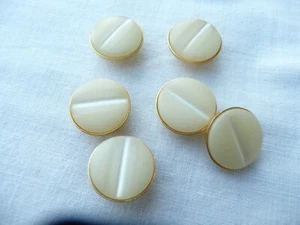 6 alte Vintage Knöpfe aus Kunststoff Sammlung - Bild 1 von 3