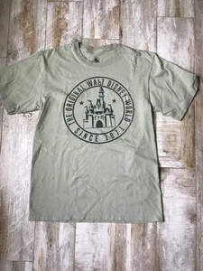 T-shirt Parchi Disney Walt Disney World con castello. Oliva chiara, taglia media - Foto 1 di 4