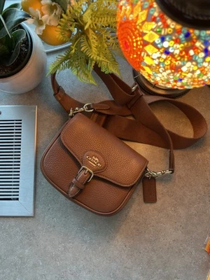 Bolso Coach Amelia Saddle en Cuero Guijarro Marrón - Excelente Estado Foto 1 de 4