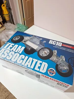 Team Associated 6004 1/10 RC10 CC Classic Clear Edition Buggy Kit - Image 1 of 4